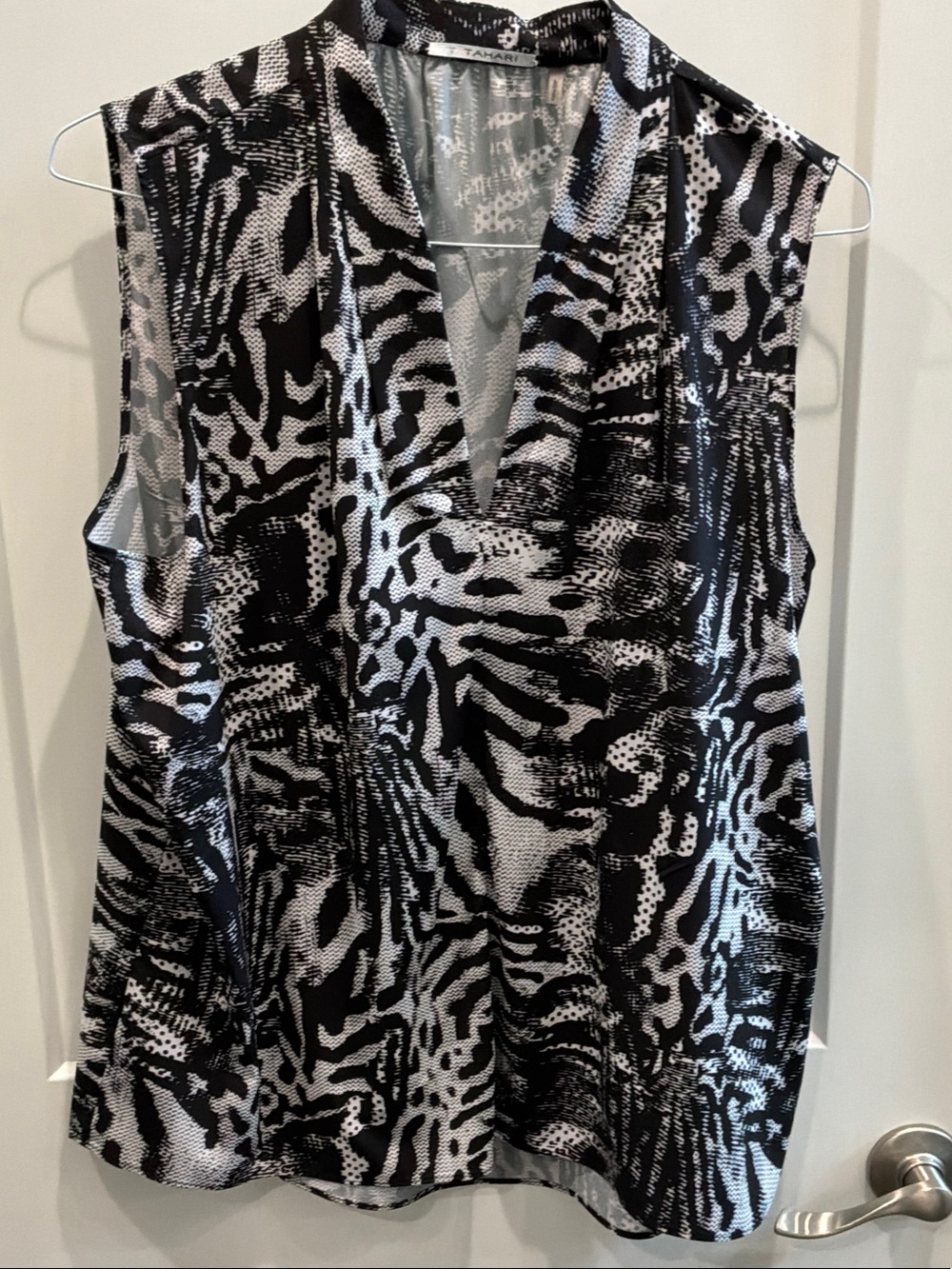 T. Tahari XL Black and White Sleeveless V-Neck Animal Print Camisole Cool